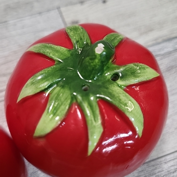 Tomato Salt & Pepper Shaker Platic Stops In Both Summer Picnic Garden - Picture 4 of 8